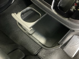 収納タイプのトレイとカップホルダーは便利に使えます