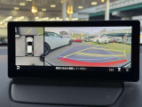 車両の前後左右にある4つのカメラを合成することで、まるでご自身のクルマを空から見ているような俯瞰での映像を映し出してくれます。バック時ももちろんのこと、前進時に視界の悪い交差点でも役に立ちますね。
