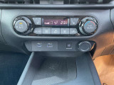 オートエアコン。運転席、助手席を温めるシートヒーターのスイッチです。