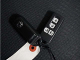◆スマートキー◆カギをバッグやポケットに入れたままでもドアロックの開閉ができる『スマートキー』付き!雨天や暗くなってもカギを取り出す必要がなくドアの開錠&エンジンも始動できます