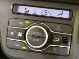 【オートエアコン】一度お好みの温度に設定すれば、車内の温度を検知し風量や温度を自動で調整。暑い&hellip;寒い&hellip;と何度もスイッチ操作をする必要はありません。快適な車内空間には必須の機能ですね♪