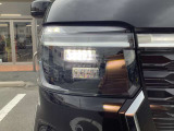 【LED・HIDヘッドライト】 ハロゲンヘッドライトに比べて大光量で、遠方視認性を向上させてくれる為、悪天候や夜間の運転をより安全にサポートしてくれます