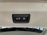 電動パワーゲートです。開閉がボタン1つで開け閉め行えます。また、状況に応じてのトランクハッチ開閉量を簡単に設定可能です。スマートオープナーも便利な機能です。ぜひお試しください。