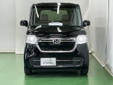 LEDヘッドライトを装備しています。LEDヘッドライトはとても明るく、雨の日や夜間走行も安全・安心です。オートライトコントロール付きで周囲の明るさに応じて自動で点灯・消灯します