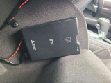 ETCももちろん搭載。いちいち料金所で停車する必要なんて当然ないです。スムーズにストレスなくドライブをお楽しみください。(※支払総額にセットアップ費用は含まれておりません。)