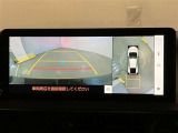 映像で見づらい車両周辺の確認をアシスト。クルマを真上から見ているような映像を表示。 運転席から確認しにくい車両周囲の状況を把握。