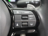 ◆アダプティブクルーズコントロール◆予め設定した車速内でクルマが自動的に加減速。前走車との適切な車間距離を維持しながら追従走行します。【LKAS】車線維持支援システムでステアリング操作を支援。