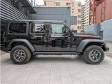 ホイールアーチが台形なのはJeepのみのデザインになり、ここを見てもJeepとすぐ分かります