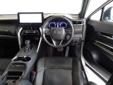 革巻きステアリングで快適な操作性の運転席です。