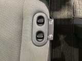 助手席シートがリフトアップします。