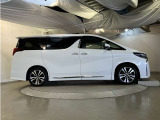 運転席側も電動スライドドアになってます。ショッピングなどでのお買い物時手がふさがっていてもドアに軽く触れるかリモコンで開閉できるので便利です!