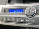 【オートエアコン】一度お好みの温度に設定すれば、車内の温度を検知し風量や温度を自動で調整。暑い&hellip;寒い&hellip;と何度もスイッチ操作をする必要はありません。快適な車内空間には必須の機能ですね♪