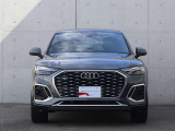 ●一目でAudiとわかる特徴的なシングルフレームグリル・LEDランプ。精悍なフロントマスクからAudiのスマートで上品なブランドを連想させてくれます。女性にも大変ご好評頂いております。