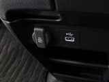 【充電用USBジャック】ドライブ中にスマートフォンなどの充電に便利なUSBジャックを装備!