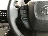 ステアリングスイッチでハンドルから手を離さなくても、音量やチャンネルなどの調整ができて安全です。