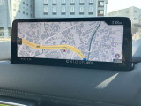 お手元のスマートフォンと接続して頂く事で使用可能な「Apple CarPlay/Android Auto」電話の応答は勿論メッセージの受信やLINE、音楽接続からナビアプリの使用まで幅広く活躍致します