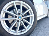 ●純正17インチアルミホイール:輸入車ならではの卓越した走りを支えるホイールと足回りです!日本車の走りに慣れている方にもぜひ体感して頂きたいほど、高いレベルでまとまっています!
