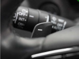 ◆減速セレクター装備◆ステアリングホイールの左右に取り付けられた2つのパドルスイッチで減速の強さを調整。 左側の「-」を操作すると減速を強く、右側の「+」を操作すると減速を弱くすることができます。