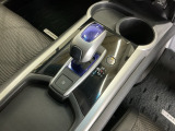 シンプルでスマートな操作のシフトレバーです