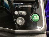 ハンドルの右側に電動格納付きパワーミラーの操作スイッチがついています。左右のサイドミラーの角度調節も微調整ができて便利です。燃費に役立つECONボタンもここです。