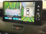 【マルチビューカメラシステム】専用のカメラにより、上から見下ろしたような視点で360度クルマの周囲を確認することができます☆死角部分も確認しやすく、狭い場所での切り返しや駐車もスムーズに行えます。