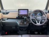 運転席周りになります。内装色はブラウン系です。