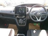 操作しやすい運転席廻り!操作パネルも使いやすい!!ドライブが楽しくなります!