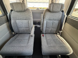 当社の中古車は、フロアマット付きで販売しておりません。中古車という特性上匂いや見栄えなどの状態が左右される為です。純正、社外の新品マットをご検討いただけます。予め得ご了承下さい。