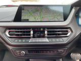 BMWのナビゲーションは操作性も良く、詳細な地図情報と交通状況を見やすく表示し、快適なドライビングをサポートしながら目的地までナビゲートします。