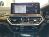 BMWのナビゲーションは操作性も良く、詳細な地図情報と交通状況を見やすく表示し、快適なドライビングをサポートしながら目的地までナビゲートします。