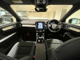 インストルメントパネルは僅かに運転席側へと傾けられているほか、余計なスイッチ類を可能な限り排し、運転に集中しやすい環境を造り出しています。
