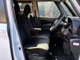 運転席・助手席の間には肘置きがあるので、ゆったり運転できます!
