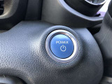 エンジンスタートボタンです。キーが車内にあれば、エンジンの始動・停止はブレーキを踏んでスイッチを押すだけ!キーを取り出す手間を省き、ワンプッシュでエンジンを操作するので簡単でスムーズです。