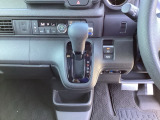 運転席周辺のスマートなレイアウトが、操作のしやすさを実現。快適なドライブをサポートします。手元で操作ができる、電子制御パーキングブレーキ。