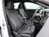 人間工学に基づいて設計されたシートは車のもっているドライビングフィールを存分にドライバーに伝えてくれるクオリティの高い仕上がりとなっています。