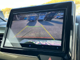 バックモニター装備。画面にて後方の確認が行えるので、バック駐車や車庫入れの際には重宝します。車の運転に慣れない方でも安心のガイドライン表示機能付。