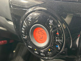 【オートエアコン】一度お好みの温度に設定すれば、車内の温度を検知し風量や温度を自動で調整。暑い&hellip;寒い&hellip;と何度もスイッチ操作をする必要はありません。快適な車内空間には必須の機能ですね♪