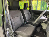 運転席まわりには十分なスペースがあり、大柄な方でもゆったり運転していただける環境です。