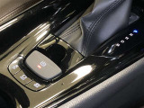 【電動パーキングブレーキ】パーキングブレーキの作動・解除がスイッチ操作で可能。シフトを「P」ポジションに入れると自動で作動し、「P」以外のポジションにシフトすると解除されるオート機能付きです。