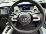 駐車場や交差点などでは軽く回せてスムーズに戻り、高速ではしっかりとした安心感のある手ごたえになる制御を採用したハンドルです!運転のしやすさに配慮し、こうした細部までこだわるハンドルです。