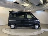 運転席側は手動のスライドドアとなってます。乗り降りや荷物の出し入れが楽になり便利です。