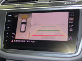 アラウンドビューモニター。バックカメラはもちろん車を上空から見たようなカメラで周囲の様子をモニターできます。