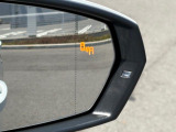 レーンチェンジアシスト。後方死角ゾーンの車両を検知することで、ミラー内側のインジケーターが点灯、安全な車線変更をサポート。