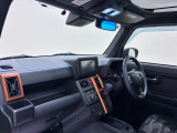 ダイハツのお店では、ダイハツ車を知り尽くしたプロフェッショナルが、専用の診断機器を使って各システムを点検しております。