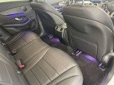 後部座席は前席よりも少し高く設定しており、視線が高くなる為、酔いにくくなっております。細かな配慮も欠かさないメルセデスを是非ご検討下さい。
