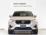 ボルボXC40は、よりスマートに、より大胆に生まれ変わりました。刷新されたフロントフェイス、先鋭的な躍動感を感じさせるスタイリング。SUVの姿を体現するプロポーションは力強さに溢れた佇まいを見せます。