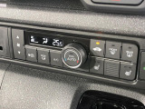 【オートエアコン】一度お好みの温度に設定すれば、車内の温度を検知し風量や温度を自動で調整。暑い&hellip;寒い&hellip;と何度もスイッチ操作をする必要はありません。快適な車内空間には必須の機能ですね♪