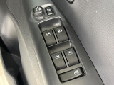 【電動格納ミラー】サイドミラーは電動格納式となっており、狭い駐車場でもキズがつくリスクを抑えられます。