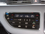 操作部に静電式タッチパネルを採用したフルオート・エアコンディショナー。Honda インターナビ同様、スマートフォン感覚の直感操作を実現しています。