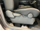 運転席はご自身の適切な運転ポジションへ移動可能なラチェット(ダイヤル式)が付いております。